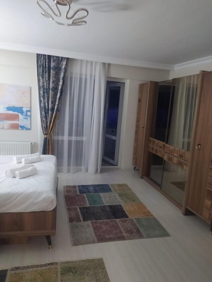 Deluxe Hotel *